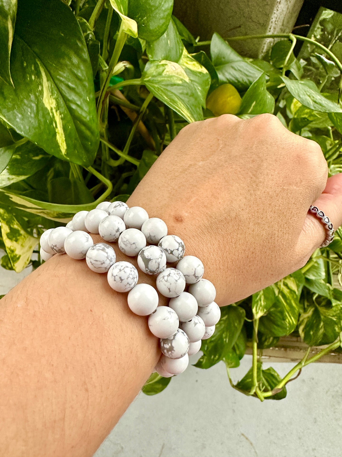 Elegant Howlite 10mm Bead Bracelet for Calming Energy and Stylish Everyday Wear – Natural Healing Crystal Stretch Bracelet – Unisex Jewelry Gift