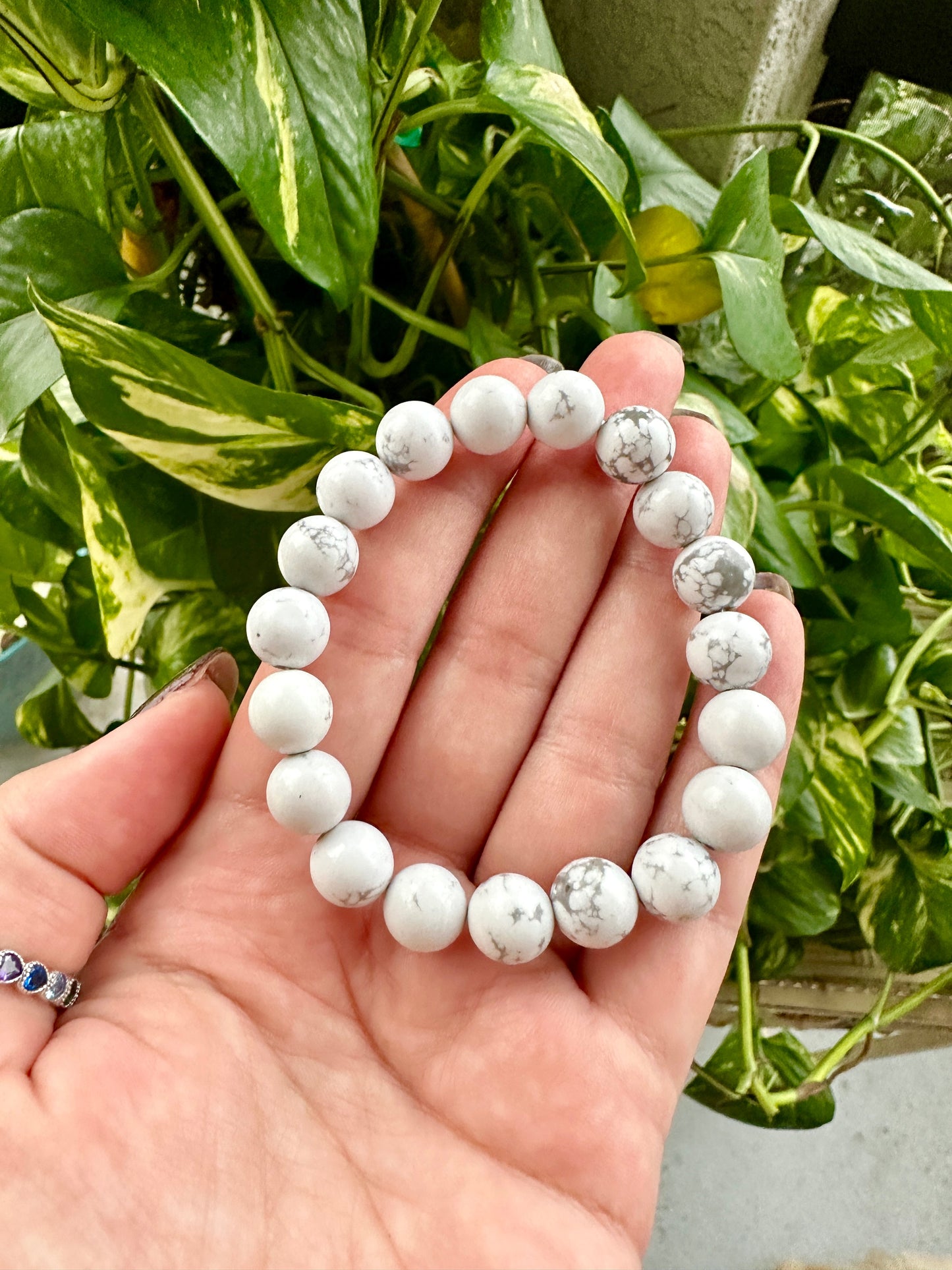 Elegant Howlite 10mm Bead Bracelet for Calming Energy and Stylish Everyday Wear – Natural Healing Crystal Stretch Bracelet – Unisex Jewelry Gift